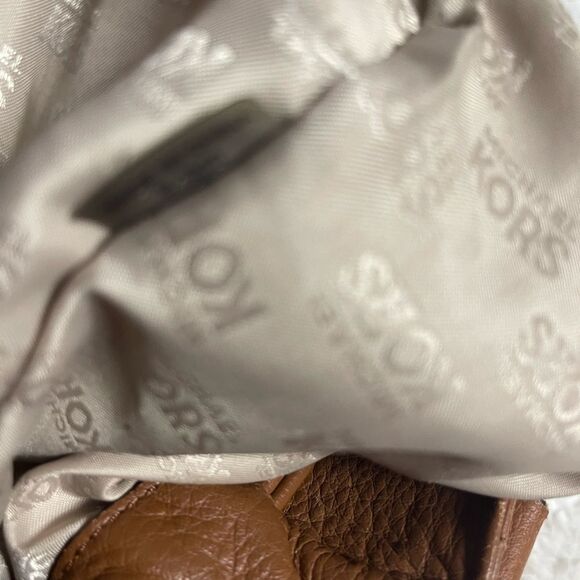 Michael Kors Brown Leather Medium bucket style shoulder bag gold tone Hardwares. - Picture 14 of 16